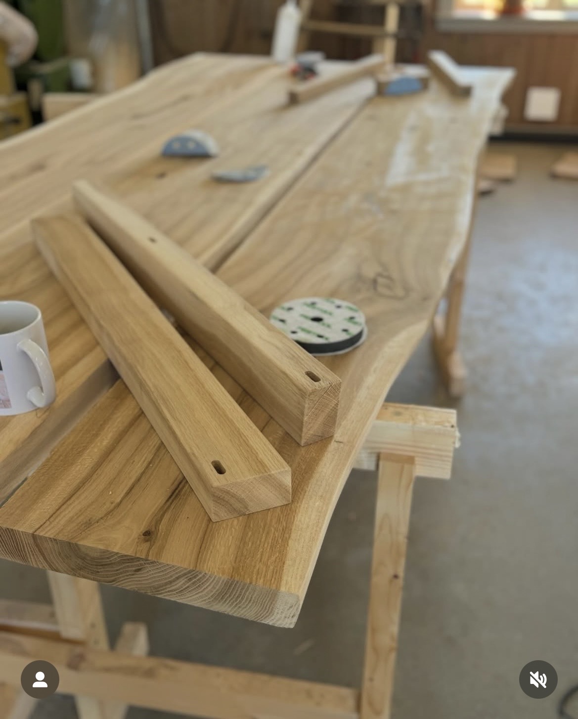 Matbord i massiv ek under tillverkning i snickeriverkstad